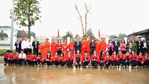 Lãnh đạo phường Thượng Cát cùng các cụ cao niên và học sinh hưởng ứng lễ phát động Tết trồng cây. Ảnh: Trần Thảo