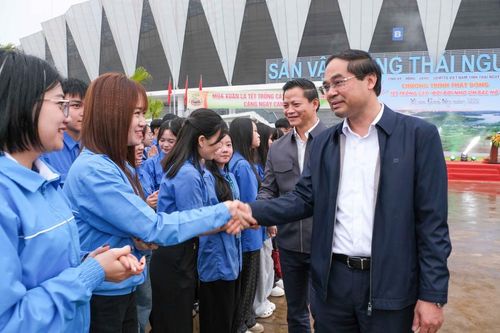  Bí thư Tỉnh ủy Thái Nguyên Trịnh Xuân Trường, Chủ tịch UBND tỉnh Thái Nguyên Vương Quốc Tuấn chúc Tết, hỏi thăm các thanh niên tình nguyện. 