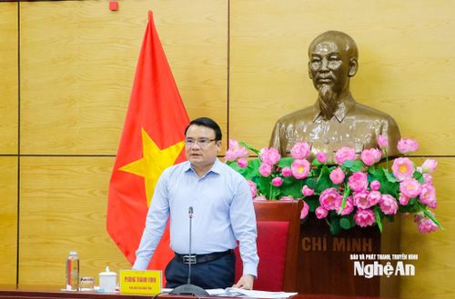 Phó Chủ tịch UBND tỉnh Phùng Thành Vinh phát biểu tại cuộc làm việc. Ảnh: P.V