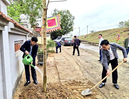 Các đồng chí lãnh đạo xã trồng cây đầu xuân