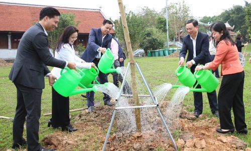  Đồng chí Vũ Trí Hải và các đại biểu tưới cây. 