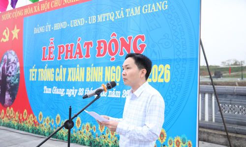  Đại diện lãnh đạo UBND xã Tam Giang phát động Tết trồng cây. 