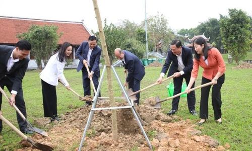  Đồng chí Vũ Trí Hải cùng các đại biểu tham gia trồng cây tại khu vực Đền thờ Thái úy Lý Thường Kiệt. 