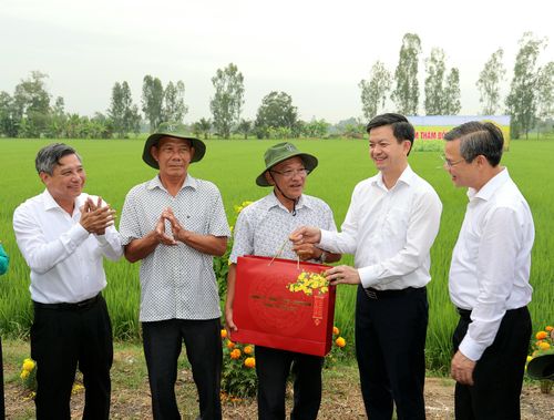 Bí thư Thành ủy Cần Thơ tặng quà cho nông dân nhân dịp đầu năm mới