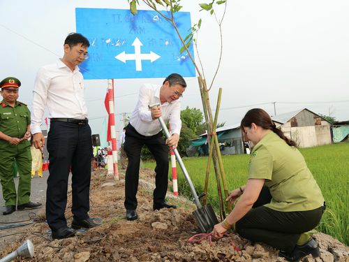 Phó Bí thư Thành ủy, Chủ tịch UBND TP. Cần Thơ Trương Cảnh Tuyên cùng các lãnh đạo thực hiện trồng cây trên địa bàn xã Tân Hòa