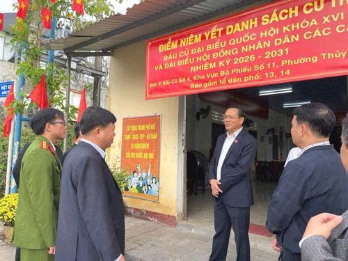 Phó Chủ tịch Thường trực HĐND thành phố, Phó Chủ tịch Ủy ban bầu cử thành phố Nguyễn Quang Tuấn kiểm tra công tác chuẩn bị bầu cử tại Khu vực bỏ phiếu số 11, phường Thủy Xuân