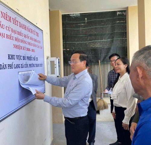 Phó Chủ tịch Thường trực HĐND thành phố, Phó Chủ tịch Ủy ban bầu cử thành phố Nguyễn Quang Tuấn kiểm tra công tác chuẩn bị bầu cử tại Tổ dân phố Lang Xá Cồn, phường Thanh Thủy