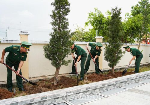 Cán bộ, chiến sĩ BĐBP tỉnh tích cực trồng cây xanh tại Ban Chỉ huy BĐBP tỉnh. Ảnh: HOÀNG TÁ