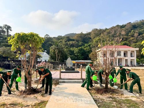 Cán bộ, chiến sĩ Đồn Biên phòng Hòn Khoai ra quân trồng cây.