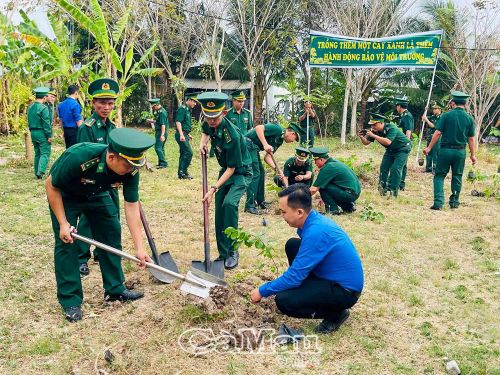 Các lực lượng tham gia trồng cây tại Đồn Biên phòng Gành Hào.