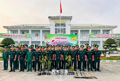 Quang cảnh ra quân trồng cây tại Hải đội Biên phòng 1.