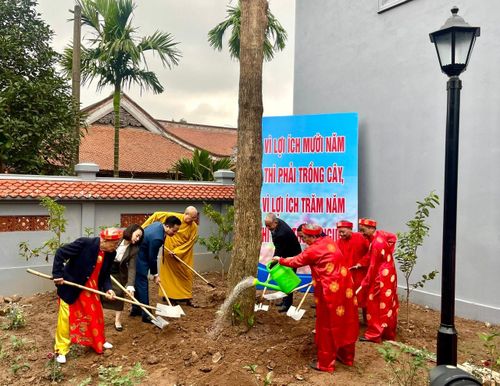 Đông đảo cán bộ, đảng viên và các tầng lớp nhân dân phường Phúc Lợi tham gia trồng cây xanh ngay sau lễ phát động. Ảnh: Trung Nguyên