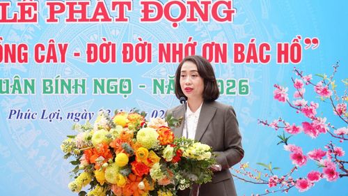 Phó Bí thư Đảng ủy, Chủ tịch UBND phường Phúc Lợi Nguyễn Thị Thanh Hằng phát động “Tết trồng cây đời đời nhớ ơn Bác Hồ” Xuân Bính Ngọ. Ảnh: Trung Nguyên