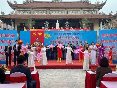 Tiết mục văn nghệ do các tầng lớp nhân dân phường Phúc Lợi trình diễn tại Lễ phát động Tết trồng cây. Ảnh: Trung Nguyên