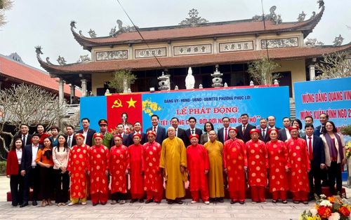 Cán bộ, đảng viên và các tầng lớp nhân dân phường Phúc Lợi tại lễ phát động Tết Trồng cây Xuân Bính Ngọ. Ảnh: Trung Nguyên