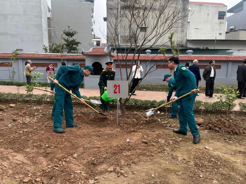 Lực lượng vũ trang phường Phúc Lợi tham gia Tết trồng cây. Ảnh: Trung Nguyên