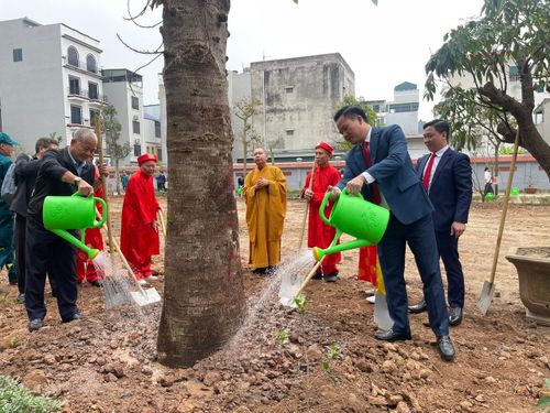 Đông đảo cán bộ, đảng viên và các tầng lớp nhân dân phường Phúc Lợi tham gia trồng cây xanh ngay sau lễ phát động. Ảnh: Trung Nguyên