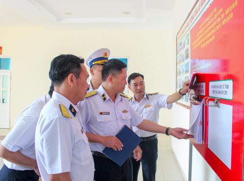 Chuẩn đô đốc Trần Mạnh Chiến, Chính ủy Vùng 2 Hải quân kiểm tra công tác chuẩn bị bầu cử
