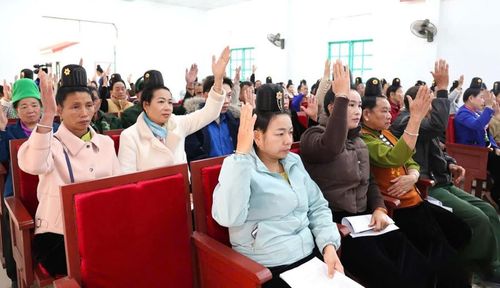 Các cử tri người dân tộc thiểu số tham gia Hội nghị, lựa chọn các ứng cử viên ở cấp cơ sở.