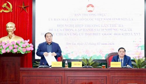 Ông Chá A Của, Chủ tịch Ủy ban MTTQ Việt Nam tỉnh Sơn La (người bên trái) và ông Nguyễn Mạnh Hùng, Chủ tịch Ủy ban MTTQ Việt Nam tỉnh điều hành hội nghị.