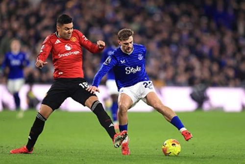 Tiền vệ trung tâm: Casemiro - 7.6 điểm Kinh nghiệm của anh giúp tuyến giữa Man Utd giữ được sự ổn định cần thiết. Casemiro đóng vai trò quan trọng trong việc đánh chặn từ xa và phân phối bóng ở khu vực giữa sân.