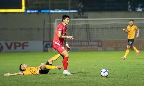 Văn Hậu đã tạo nên một siêu phẩm sút xa.