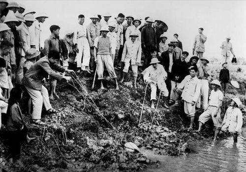 Chủ tịch Hồ Chí Minh đến thăm và tham gia tát nước chống hạn cùng nông dân xã Đại Thanh, Hà Đông (nay là Hà Nội), ngày 12/1/1958. Ảnh: Tư liệu TTXVN