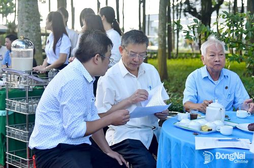 Phó Bí thư Đảng ủy, Chủ tịch UBND xã Dầu Giây Mai Văn Hiền (ở giữa) tiếp nhận ý kiến người dân trong buổi Cà phê sáng - lắng nghe, trao đổi với nhân dân - một mô hình Dân vận khéo của xã. Ảnh: CTV