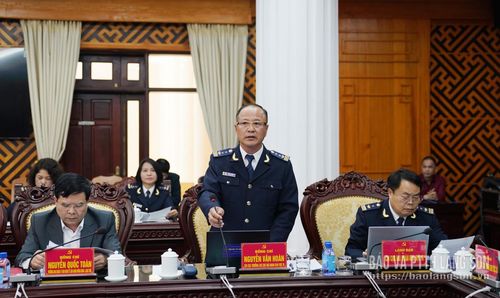 Lãnh đạo Chi cục Hải quan khu vực VI báo cáo tình hình triển khai các nhiệm vụ được giao tại buổi làm việc