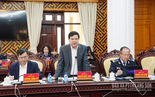 Lãnh đạo Ban Quản lý Khu KTCK Đồng Đăng - Lạng Sơn báo cáo về việc đầu tư hạ tầng cửa khẩu tại buổi làm việc
