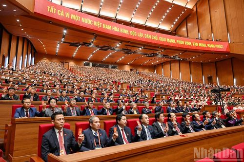 Các đại biểu biểu quyết thông qua Nghị quyết Đại hội XIV của Đảng. Nguồn: nhandan.vn