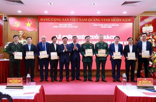 Tặng sách đại diện các cơ quan, đơn vị. Ảnh: M.Chi