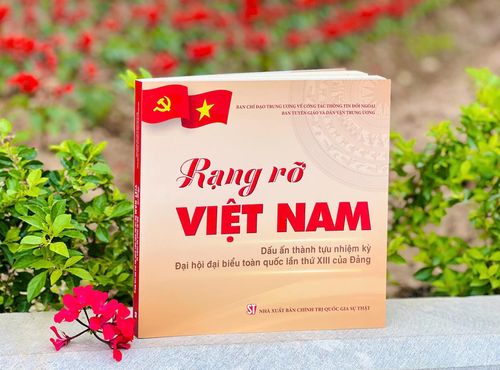 Cuốn sách “Rạng rỡ Việt Nam - Dấu ấn thành tựu nhiệm kỳ Đại hội đại biểu toàn quốc lần thứ XIII của Đảng”. Ảnh: M.Chi