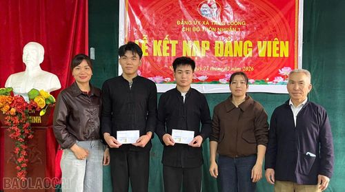  Chi bộ thôn Phú Lâm (ảnh trên) và Chi bộ thôn Nhuần 1 tổ chức Lễ kết nạp đảng viên. Ảnh: Trung Thành 