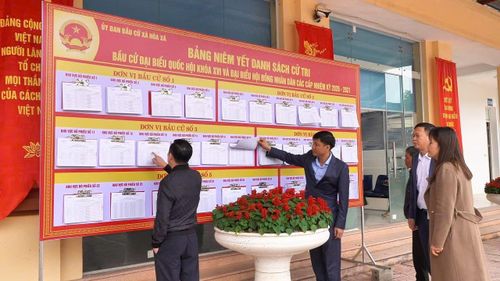 Lãnh đạo xã Hòa Xá kiểm tra điểm niêm yết danh sách cử tri. Ảnh: Huy Nguyện