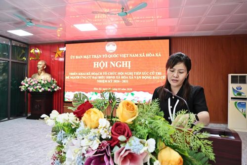 Phó Chủ tịch UBND xã Hòa Xá Phùng Thị Mai Thu báo cáo tình hình phát triển Kinh tế - xã hội 5 năm, giai đoạn 2025-2030. Ảnh: Huy Nguyện