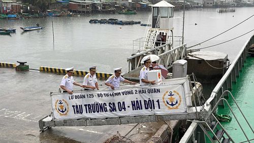 2 đoàn công tác lên tàu Trường Sa 04 và Trường Sa 21 đưa hòm phiếu đến các Nhà giàn DK1, các tàu trực và ngư dân đang đánh bắt ngoài khơi