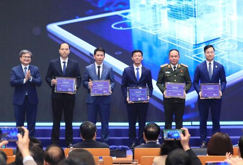Phó Chủ tịch UBND thành phố Hà Nội Trương Việt Dũng trao chứng nhận cho các đơn vị.