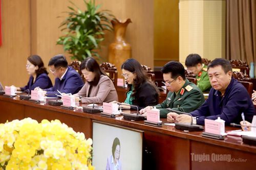 Các đồng chí trong Ban Thường vụ Tỉnh ủy, thành viên Ban Chỉ đạo Bầu cử tỉnh dự Hội nghị.