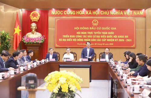 Bí thư Tỉnh ủy Hầu A Lềnh cùng các đồng chí trong Thường trực Tỉnh ủy chủ trì họp với các địa phương ngay sau hội nghị.