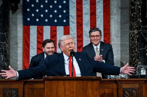 Tổng thống Donald Trump tuyên bố muốn một giải pháp ngoại giao, nhưng không loại trừ các biện pháp quân sự. Ảnh: AFP/Getty Images