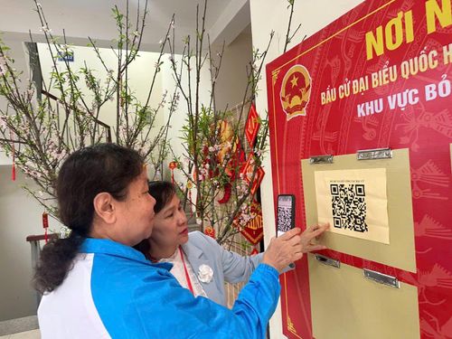 Cán bộ, hội viên phụ nữ phường Ô Chợ Dừa ứng trực tuyên truyền, hỗ trợ công tác bầu cử. Ảnh: PV