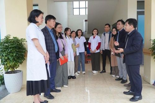 Trung tâm Kiểm soát bệnh tật Hà Tĩnh giám sát, hướng dẫn hỗ trợ về công tác phòng chống dịch cho Trạm Y tế xã Cẩm Xuyên.