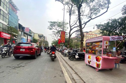 Các xe hàng lưu động trở thành "vật trang trí" trên hè phố