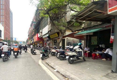 Suốt dọc tuyến đường Tôn Thất Tùng luôn thấy những vi phạm về trật tự đô thị