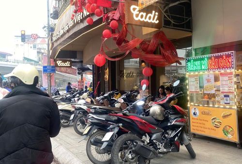 Quán cà phê Tadi ngay bên cạnh hàng loạt xe máy và bàn ghế cũng lấn chiếm vỉa hè