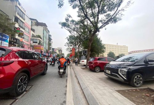 Hàng loạt ô tô thản nhiên "án ngữ" ngay trên vỉa hè