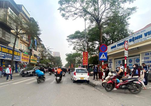Khu vực gần cổng Bệnh viện Đại học Y Hà Nội luôn trong tình trạng lộn xộn, nhếch nhác khi hàng quán, ô tô, xe máy ngang nhiên lấn chiếm từ vỉa hè xuống lòng đường, tiềm ẩn nguy cơ mất an toàn giao thông và gây bức xúc cho người dân, bệnh nhân