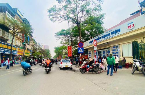 Biển cấm dừng đỗ "đứng nhìn" ô tô vi phạm ngay trước cổng Bệnh viện Đại học Y Hà Nội