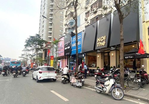 Tình trạng lộn xộn từ trên vỉa hè xuống lòng đường ở Phạm Ngọc Thạch